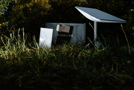 스타링크 서비스의 역할과 기술적 특징 및 글로벌 영향력.