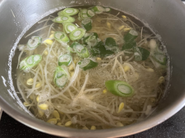 콩나물국 맛있게 만드는 법 - 마지막에 대파 송송송, 후추 톡톡톡으로 마무리