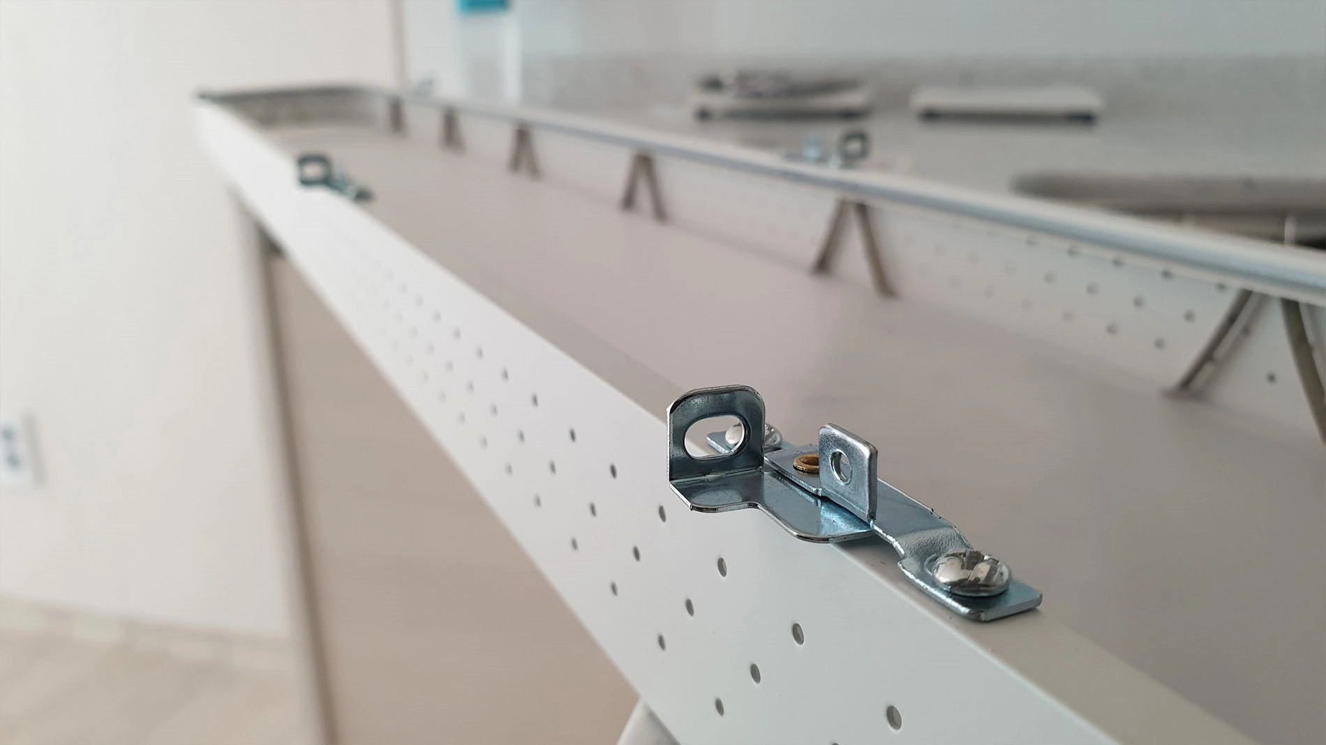 전등 커버 잠금장치