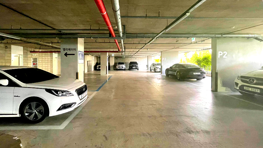 F1963 주차장 내부