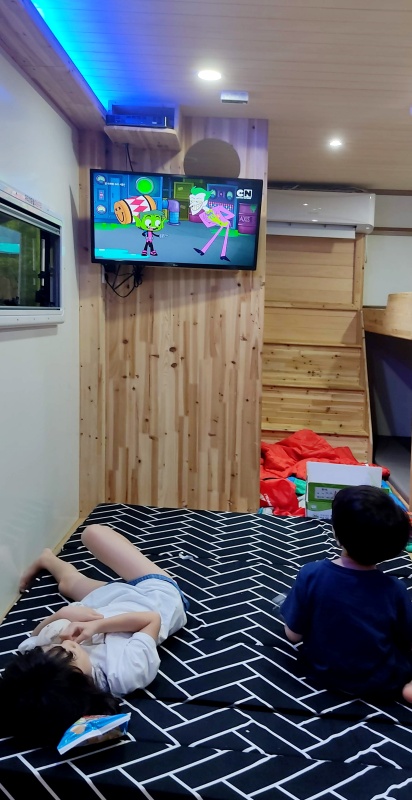 펼쳐서 누울수있는 소파배드