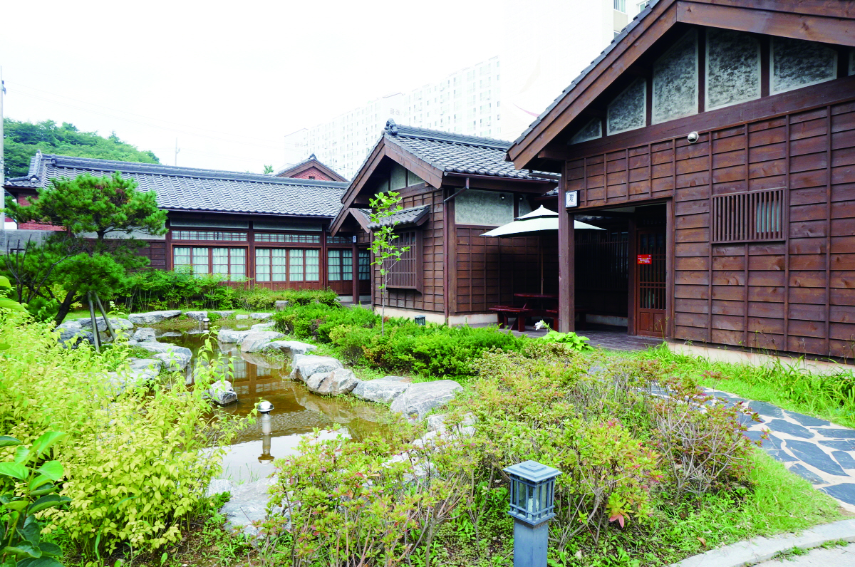 여미랑 숙소 건물과 정원 모습