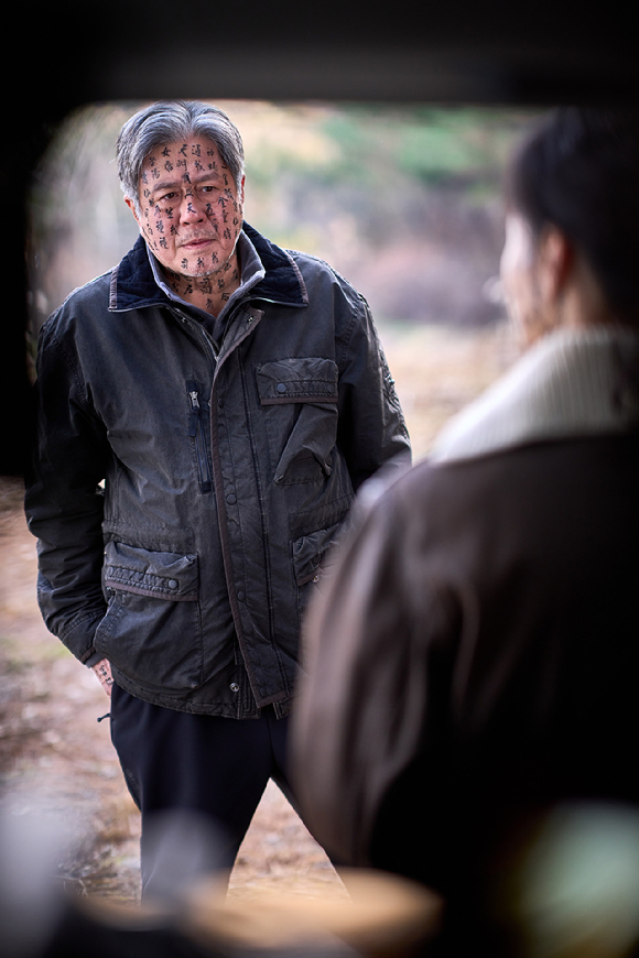 배우 최민식이 영화 '파묘'(감독 장재현)에서 상덕을 연기하고 있다. [사진=(주)쇼박스]