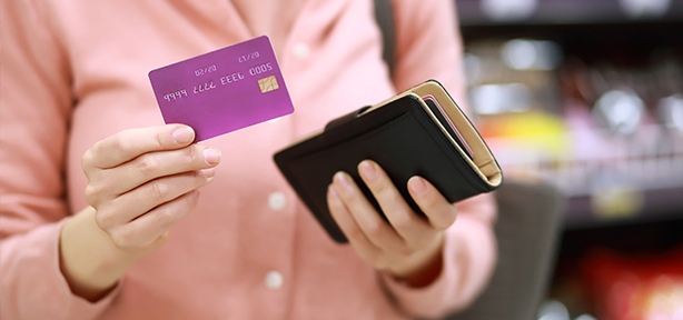 시장에서 장보는 주부