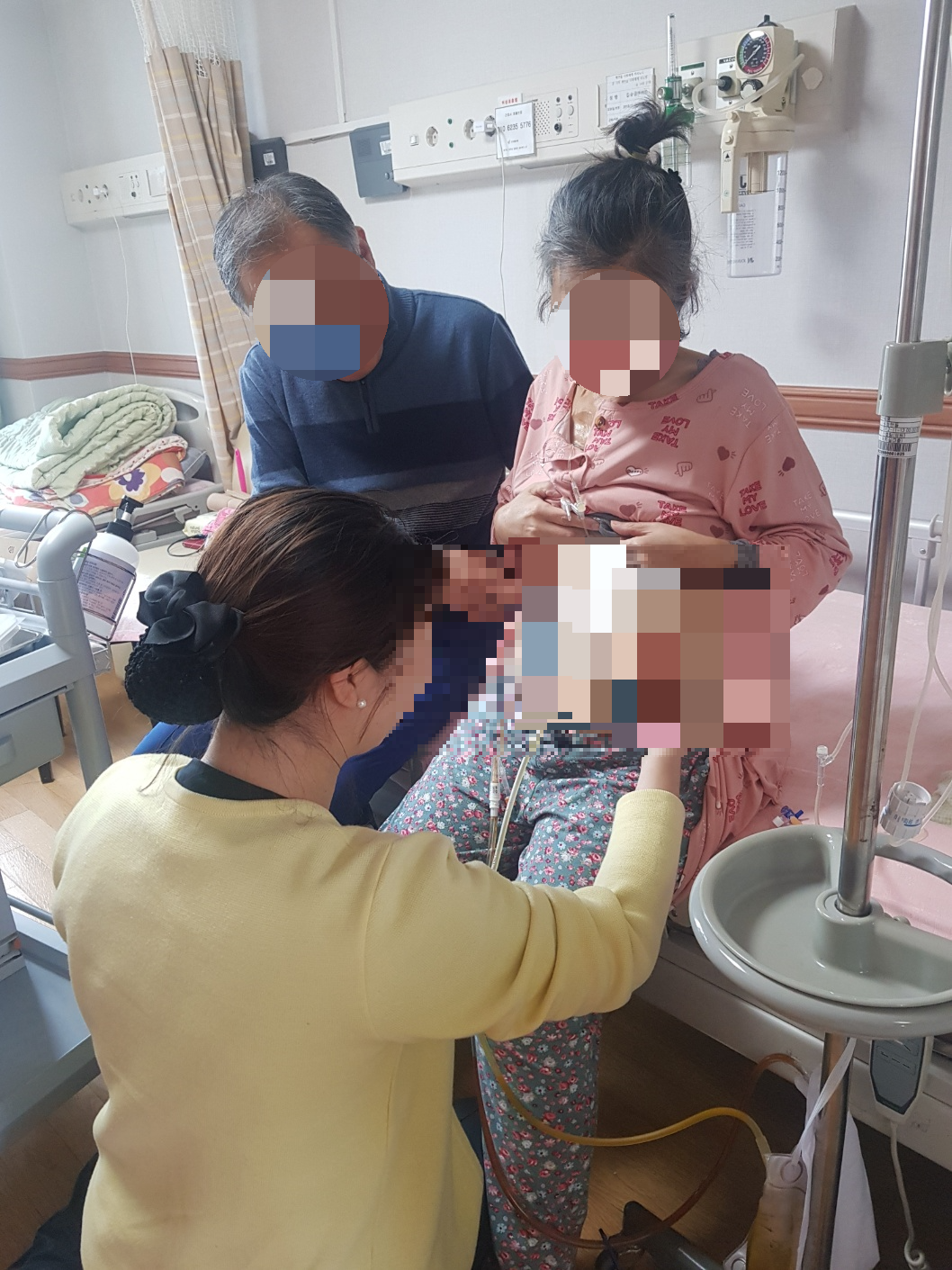 수도권(경기도) 호스피스의원 입원실에서 환자에게 주사를 놓고 있는 간호사