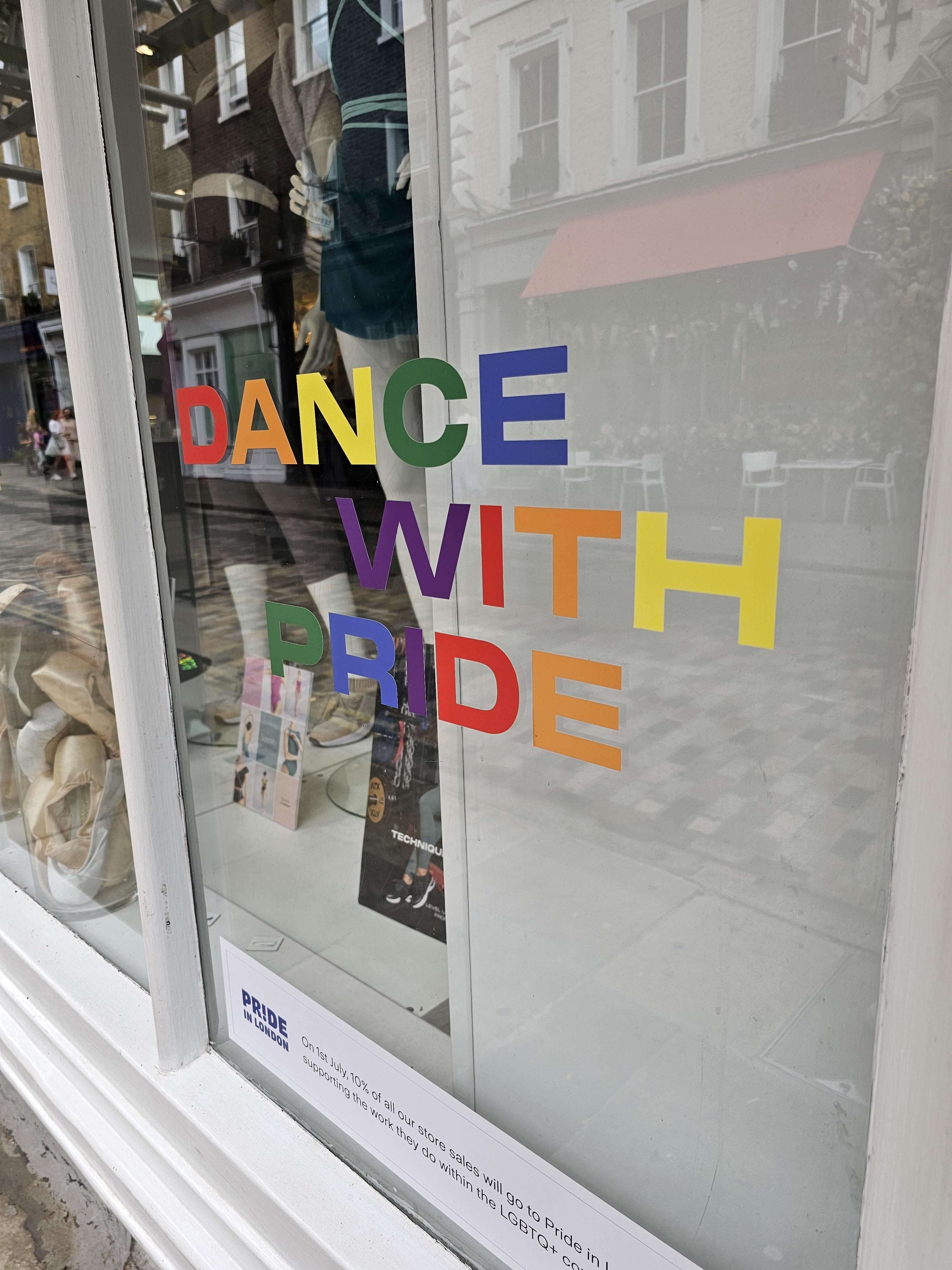 DANCE WITH PRIDE 라는 글자를 무지개색으로 적어놓은 창문