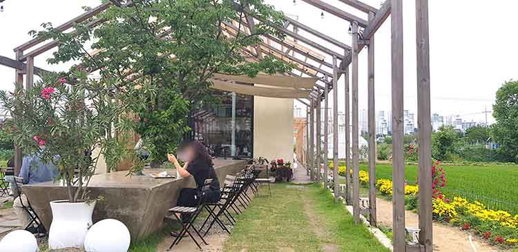 구성 커피 로스터스 입구 테이블