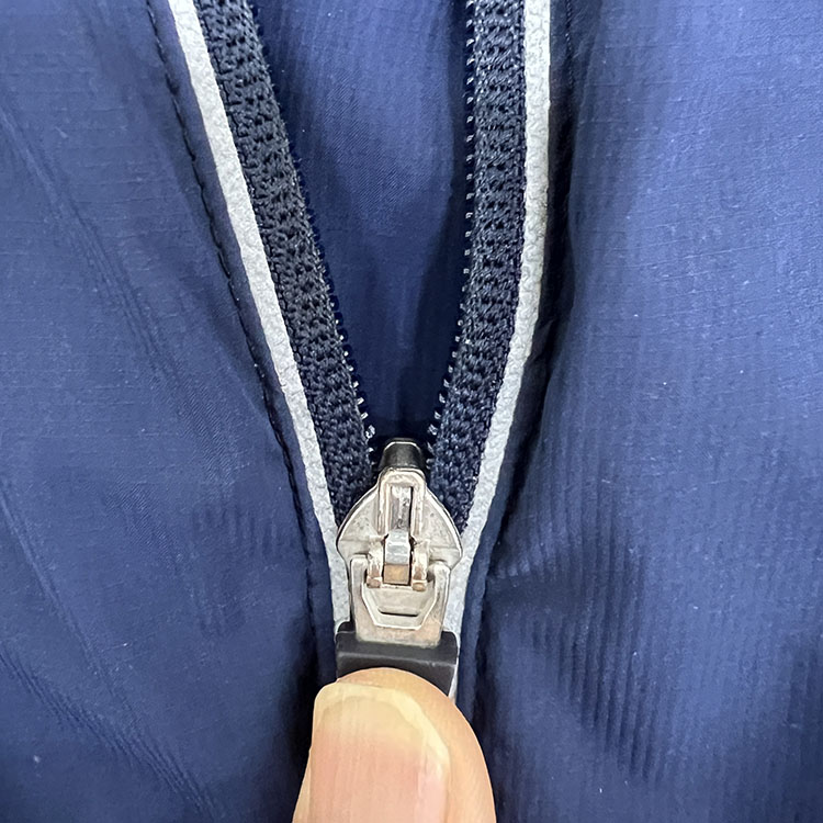 지퍼가 올라가지 않고 멈춘 사진