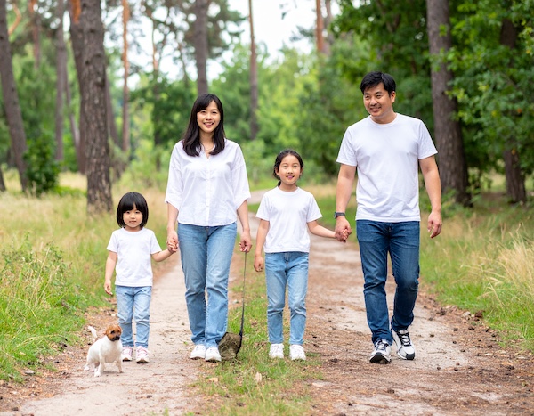 엄마&amp;#44; 아빠&amp;#44; 아이&amp;#44; 반려견이 함께 걷는 모습