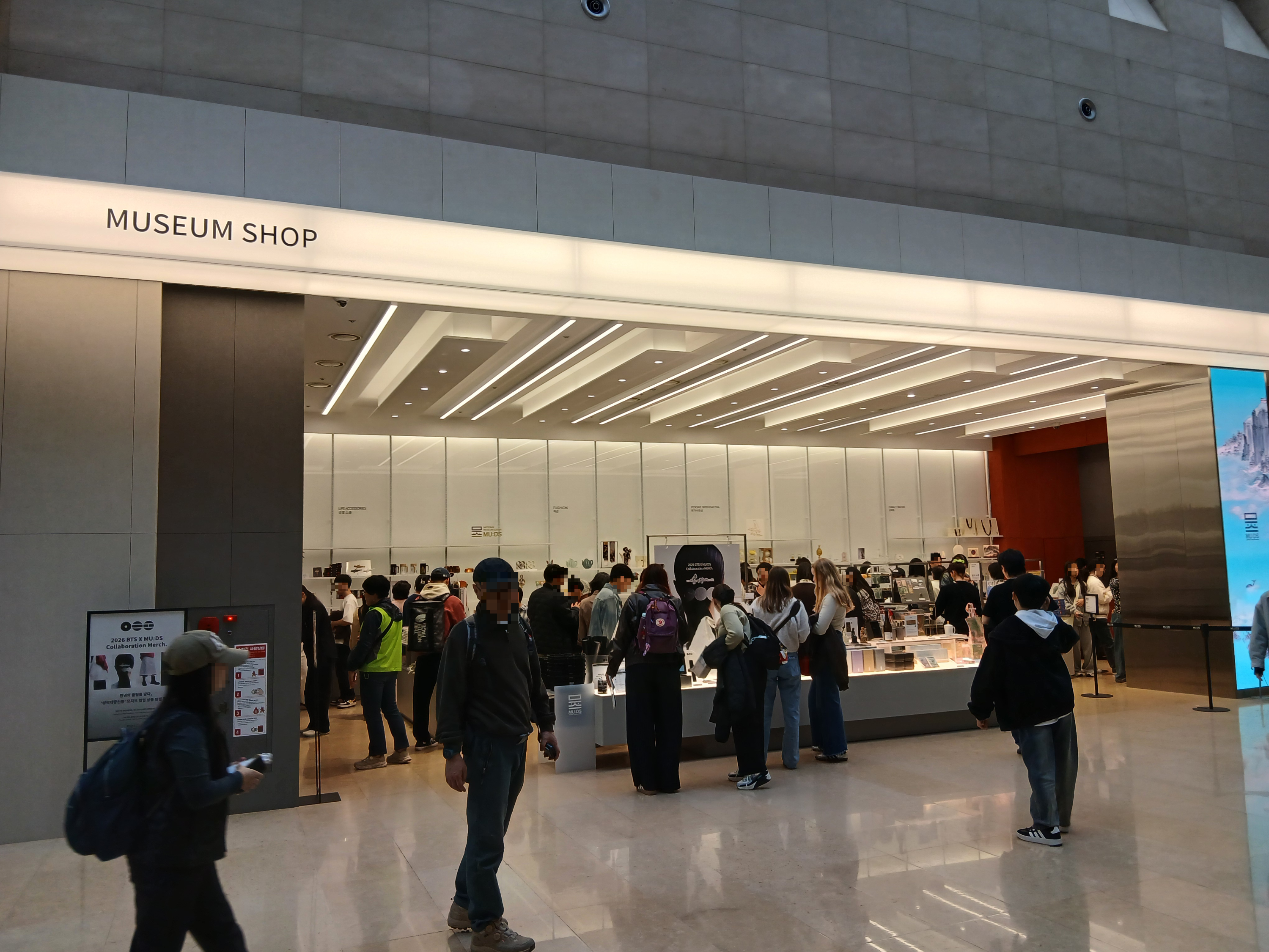 국립중앙박물관 굿즈샵 내부 모습, 방문객이 많은 실제 현장 분위기