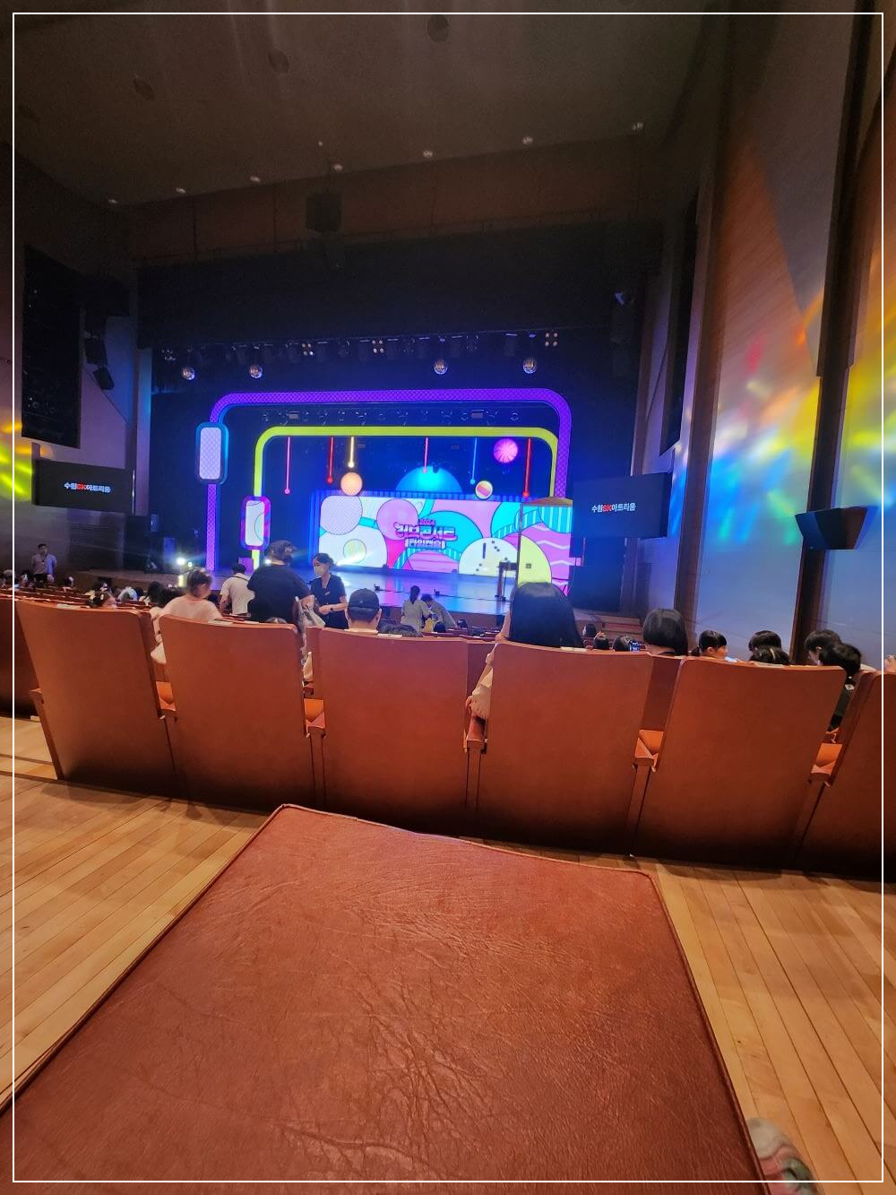 캐리-tv-콘서트-공연장의-무대와-관객석-전경