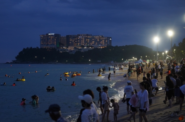 야간개장으로 조명이 켜진 해수욕장의 아름다운 야경
