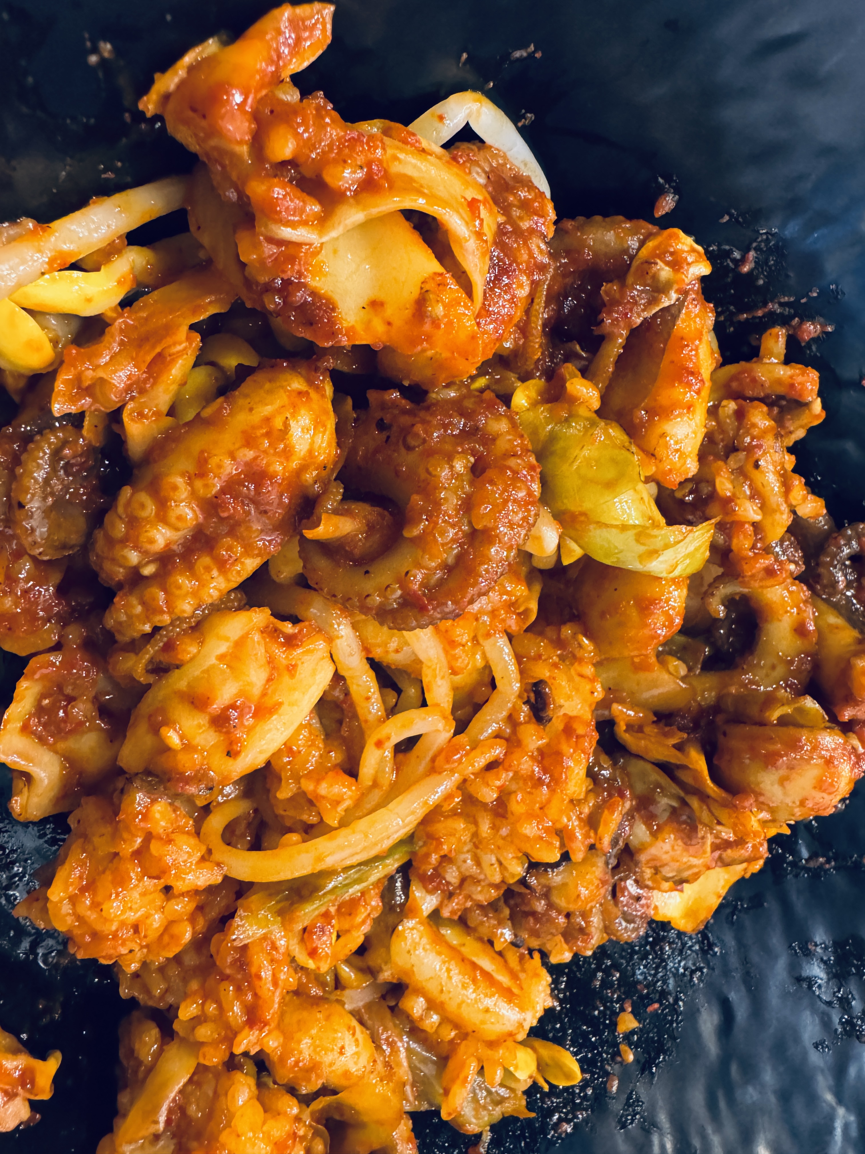 강남역 이조불쭈꾸미 불쭈덮밥 비빈 후 완성된 모습, 매콤한 양념의 쭈꾸미와 콩나물, 밥을 함께 비벼 먹는 혼밥 메뉴