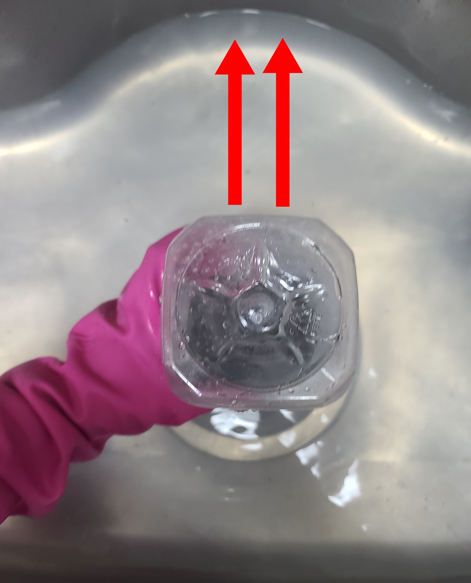 하수구-페트병으로-뚫는-방법-안내-이제-하수구-입구에-빈-페트병의-입구를-단단히-밀착합니다.-그다음,-빈-페트병의-가운데-부분이나-윗부분을-눌러-공기를-밀어-넣습니다.