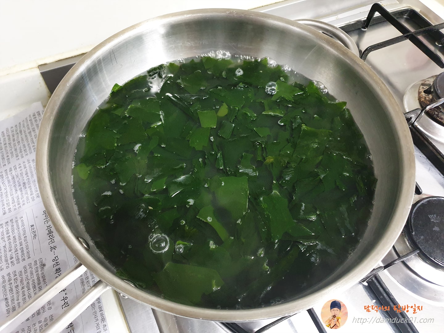 멸치 육수에 미역 넣기