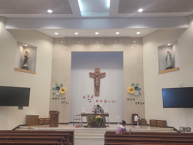 태릉성당 성전 제단, 제대, 십자고상