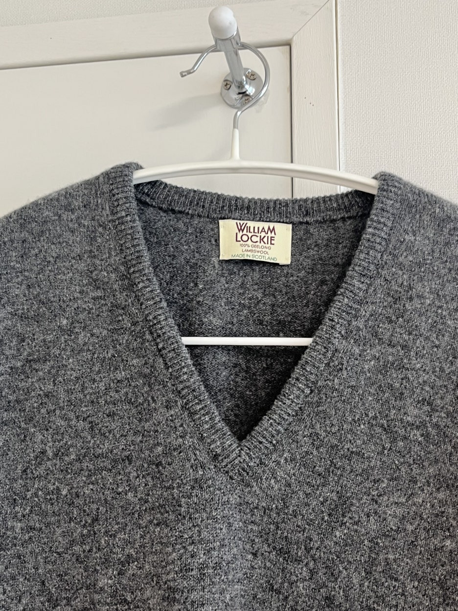 [William Lockie] 윌리엄로키 Rob V-Neck Sweater(Grey) 리뷰 및 사이즈 팁