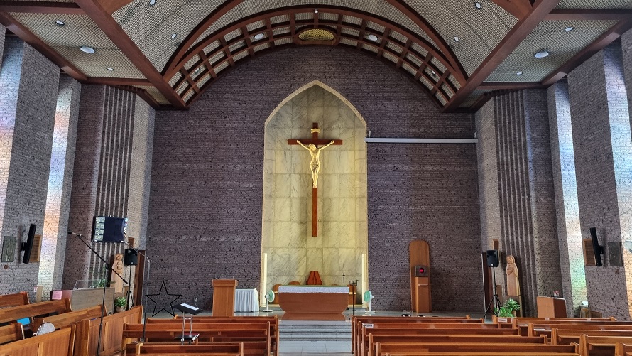 서귀포성당 성전 안 십자고상, 제대, 제단, 감실, 성모자상, 요셉 성인 상 사진