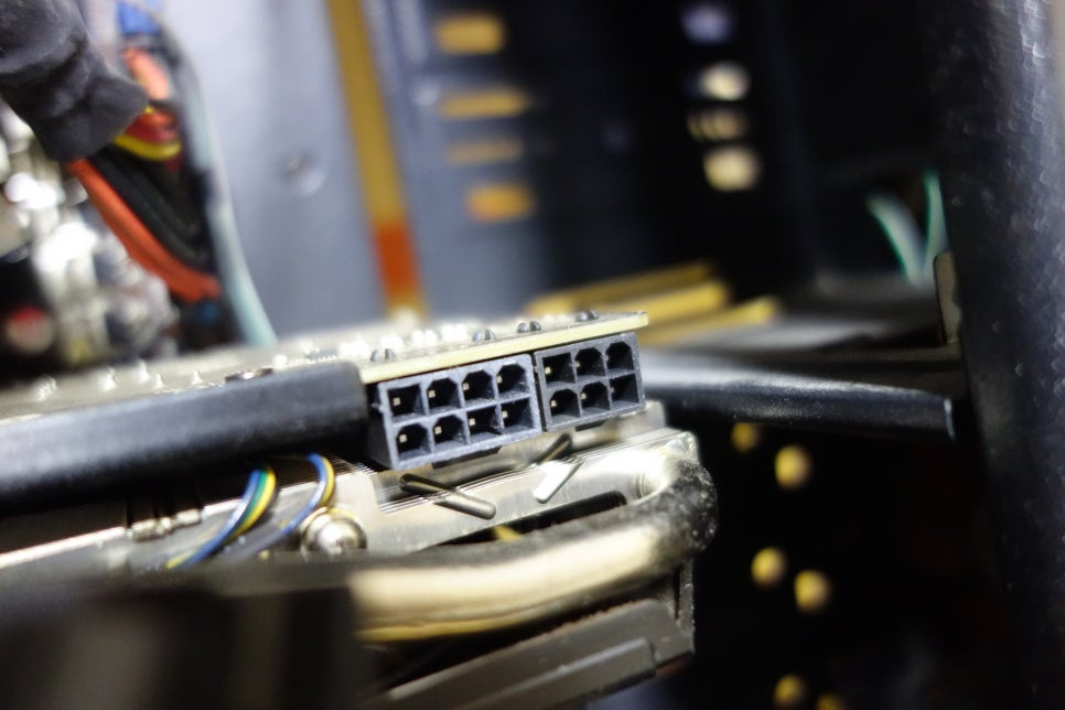 그래픽카드 장착 후 내부 정리 과정 사진