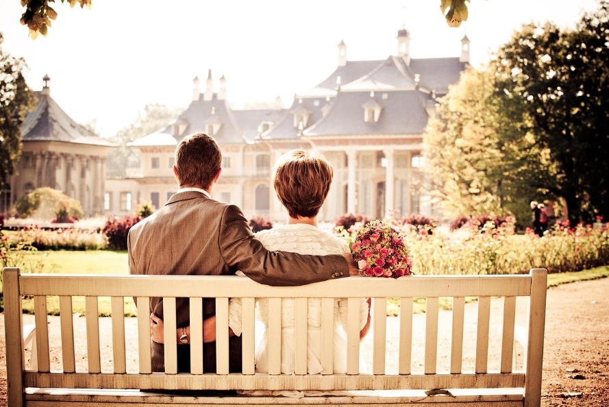 정원을 바라보는 노년의 뒷모습 사진