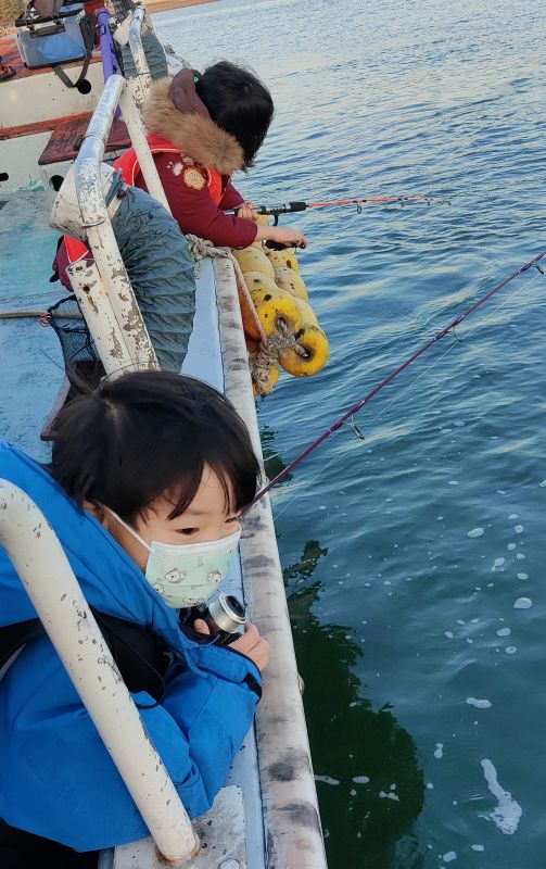 아이들용 작은 낚시대로 주꾸미낙시를 하는 쿠웅이 쿠앙이