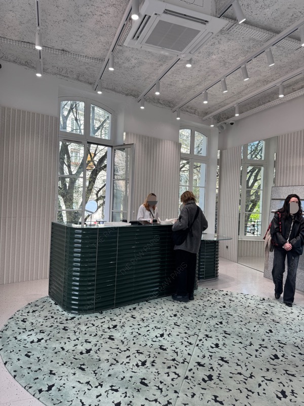 피팅하고 제품에 대해 안내 중