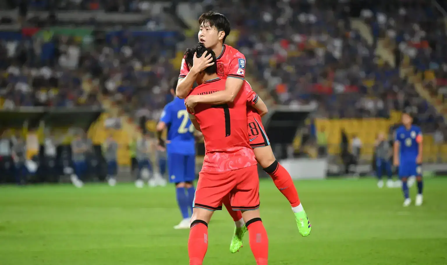 손흥민의 추가골 후 이강인 선수와 포옹하며 기뻐함
