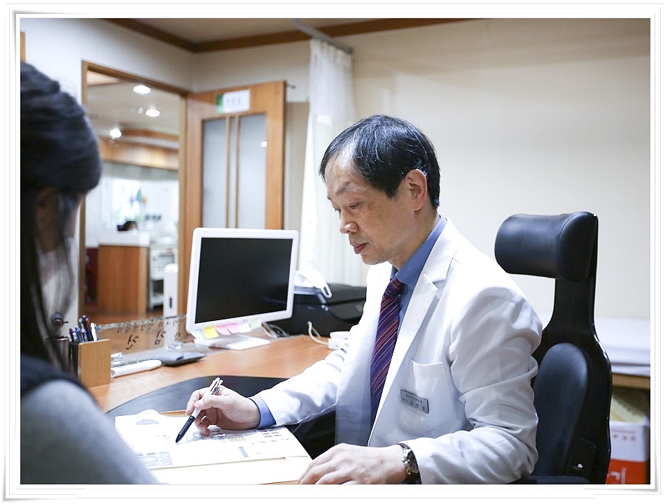 진료 상담 중인 한의사의 모습