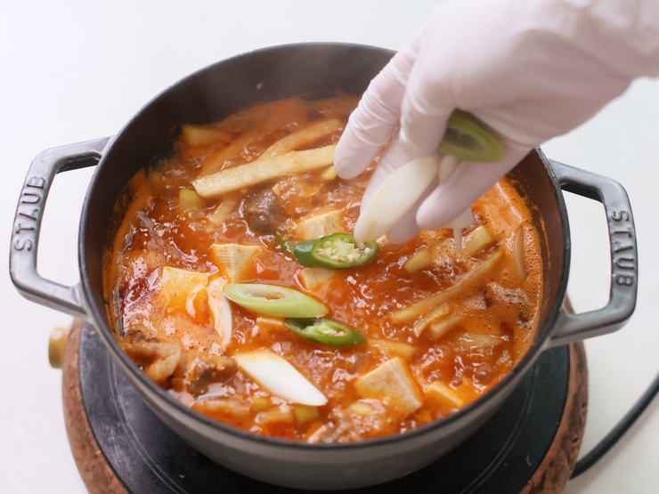남은 채소 넣고 마무리 간하기