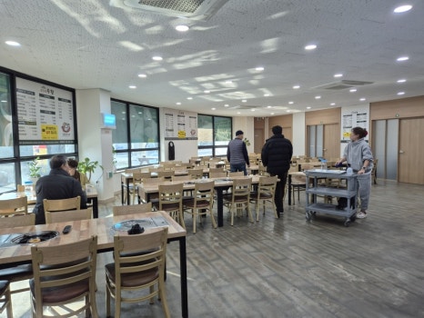 춘천 칠전동 두향손두부 칠전점 넓고 깔끔한 내부 전경