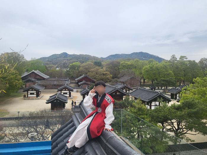 전주한옥마을 경기전을 배경으로 찍은 사진