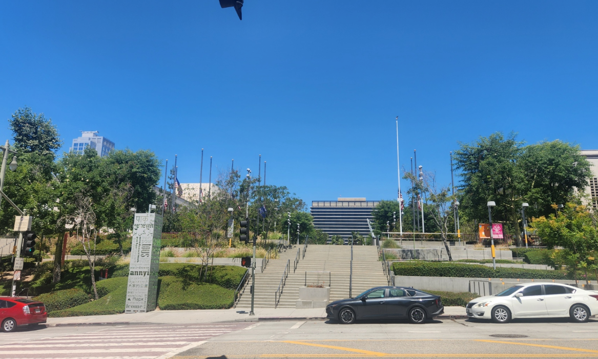 계단 너머로 바라본 Grand Park 입구 방향 이미지