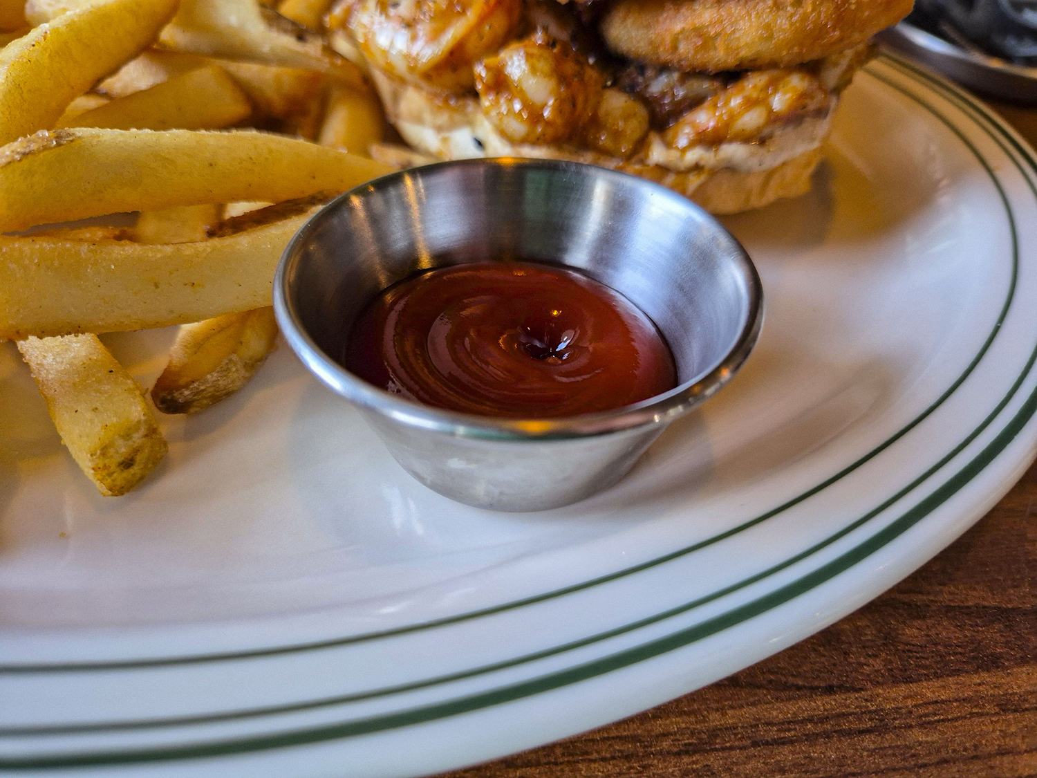 스파이시 쉬림프버거 세트의 감자튀김 찍어먹는 케챱