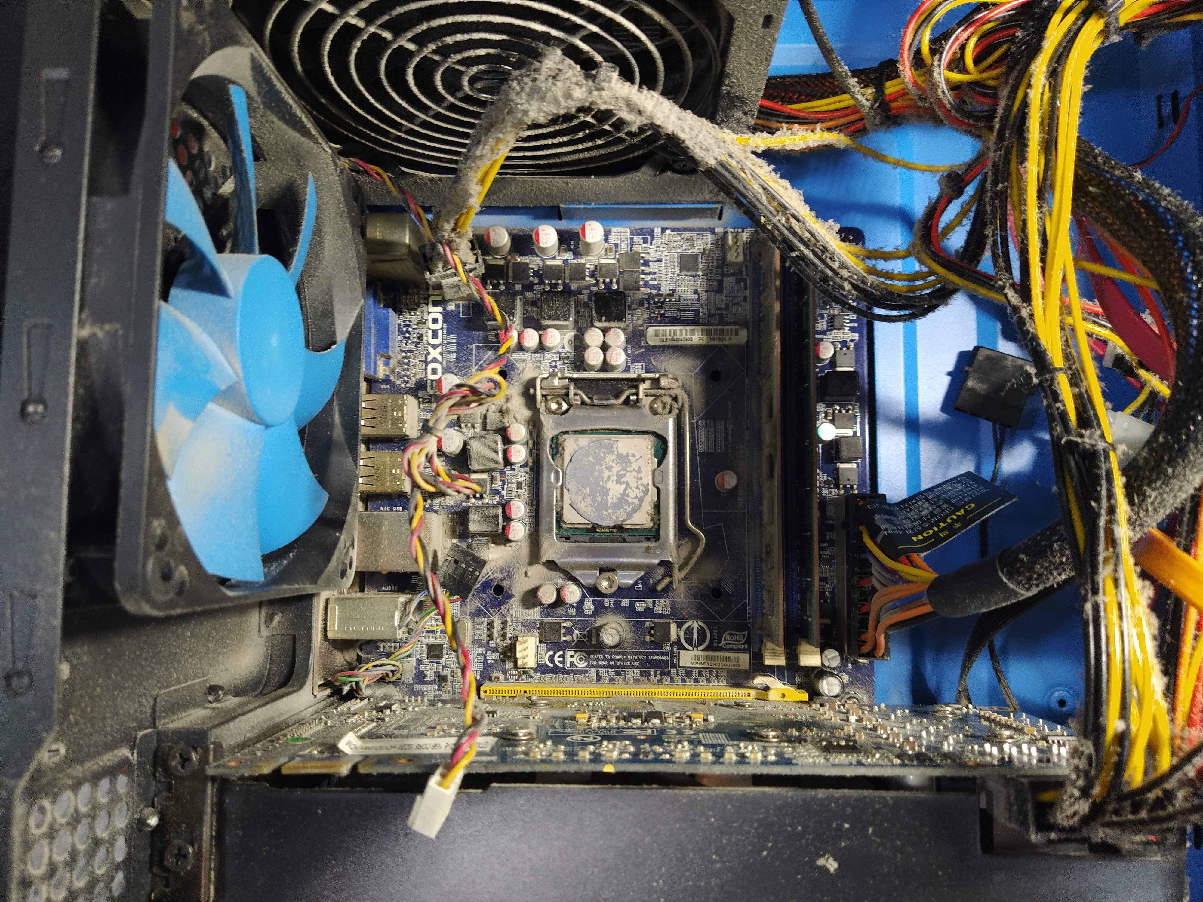 (왼쪽사진) 입고될 당시 먼지가 많이 쌓인 컴퓨터 내부 상태입니다. (오른쪽사진) 밖에서 먼지를 털어내고 다시 촬영한 사진입니다. 후면팬도 제거했네요.&nbsp;