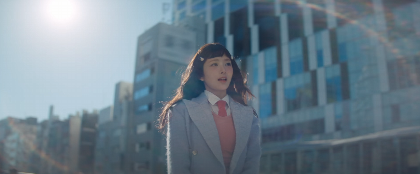 눈부신 햇빛 아래 걷고 있는 레이