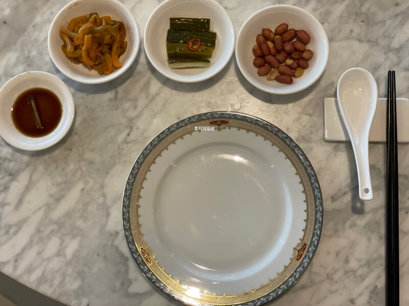 SMT 차이나룸 몬드리안 호텔점 - 기본찬 세팅 상태