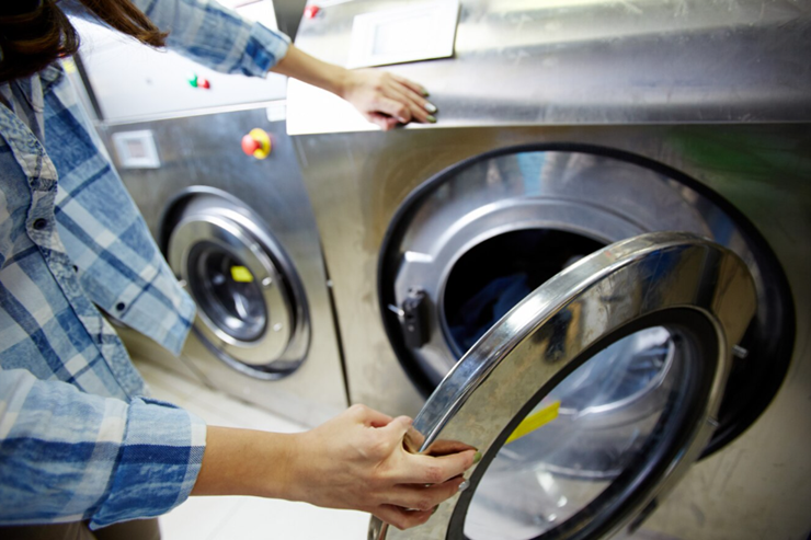 세탁기를 여는 여자