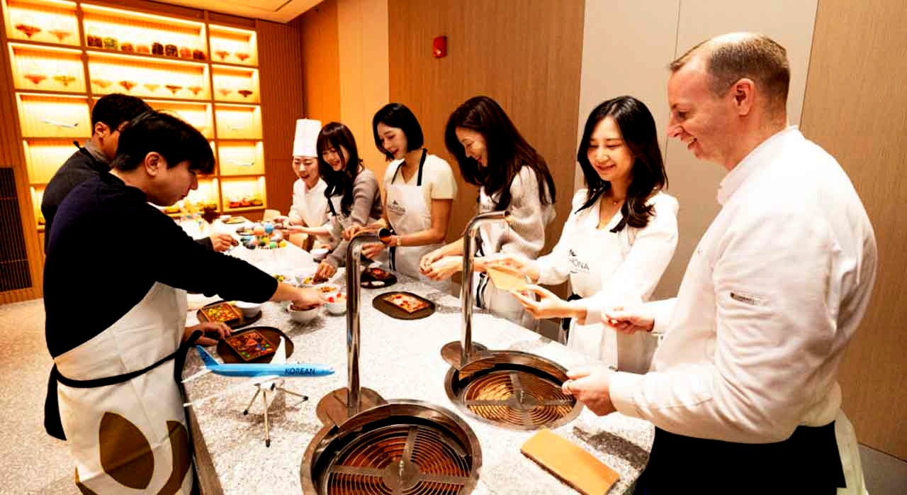 쿠킹 스튜디오(L&rsquo;atelier)에서 바크 초콜릿 만들기 프로그램을 진행하는 모습이다. [ⓒ대한항공 공식 홈페이지]