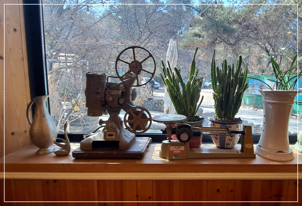 장식품-영사기-저울