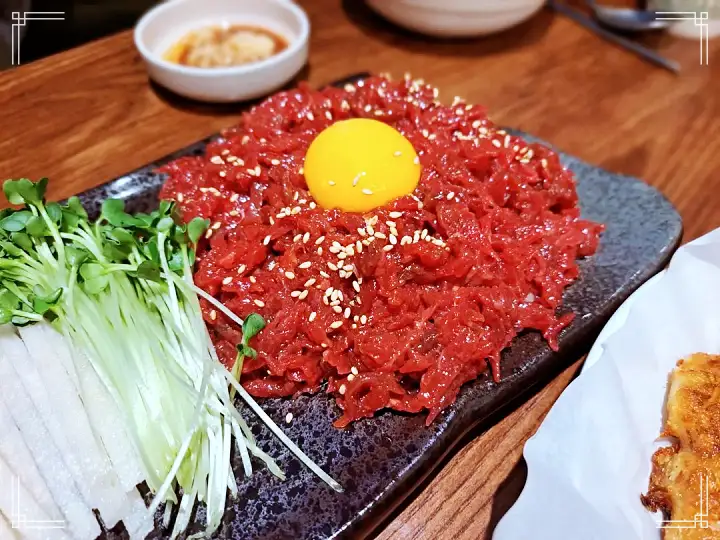 진심 가득 건강 담은 맛 종로 5가 맛집 추천 생방송투데이 육회 육회비빔밥 육사시미 육회탕탕이 주말 8백 인분 완판 광장시장 필수 코스 오늘방송 소문의 맛집