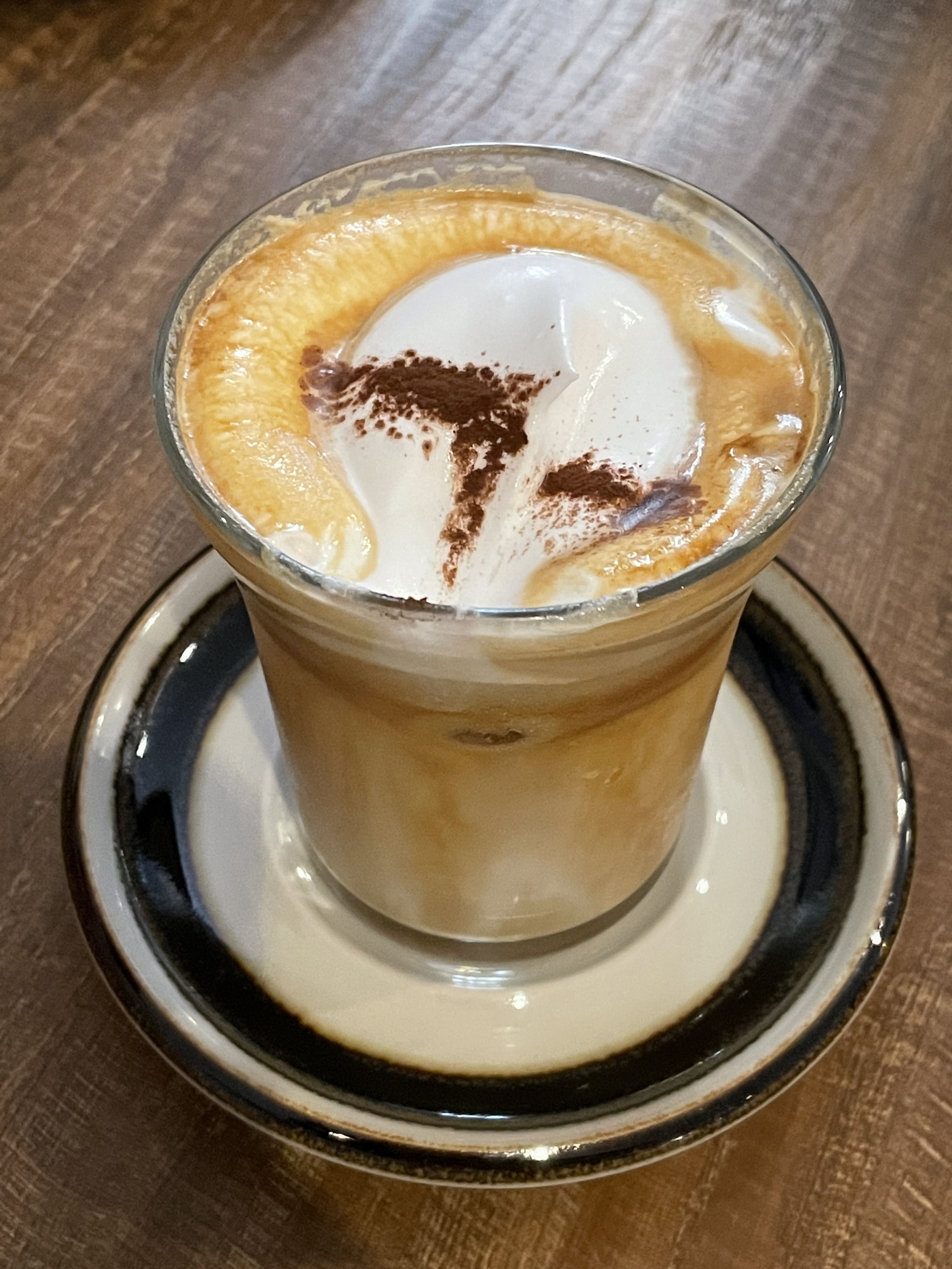 범람 크림라떼 한 입