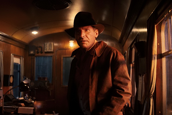 기차-안에-서-있는-해리슨-포드