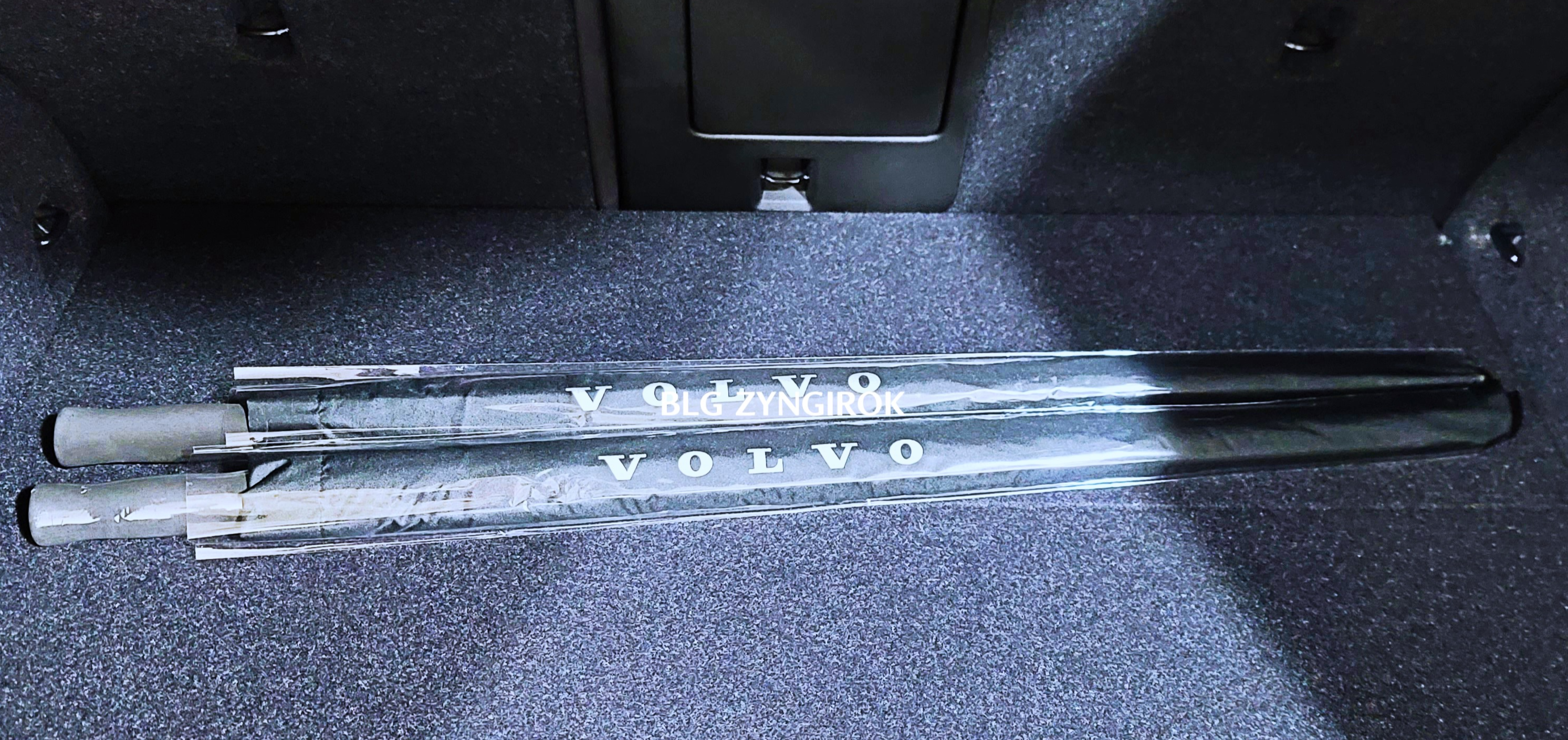 우산 2개가 놓여있다.