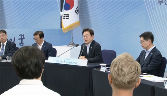 이재명 대통령이 가장 핵심적으로 강조한 것은 수도권 중심 구조를 바꾸는 국가 전략으로서의 지역 균형 발전입니다. 단순한 행정 이전이 아닌, 권한과 기능을 지방에 실질적으로 이양해 지역이 스스로 성장할 수 있는 구조를 만들겠다는 의지를 밝혔습니다. 이를 통해 대한민국 전체의 지속 가능성을 확보하겠다는 방향을 분명히 했습니다.