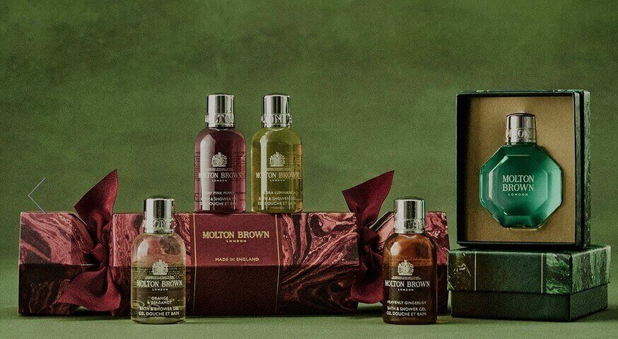 몰튼-브라운-제품과-박스가-함께-전시된-사진입니다.