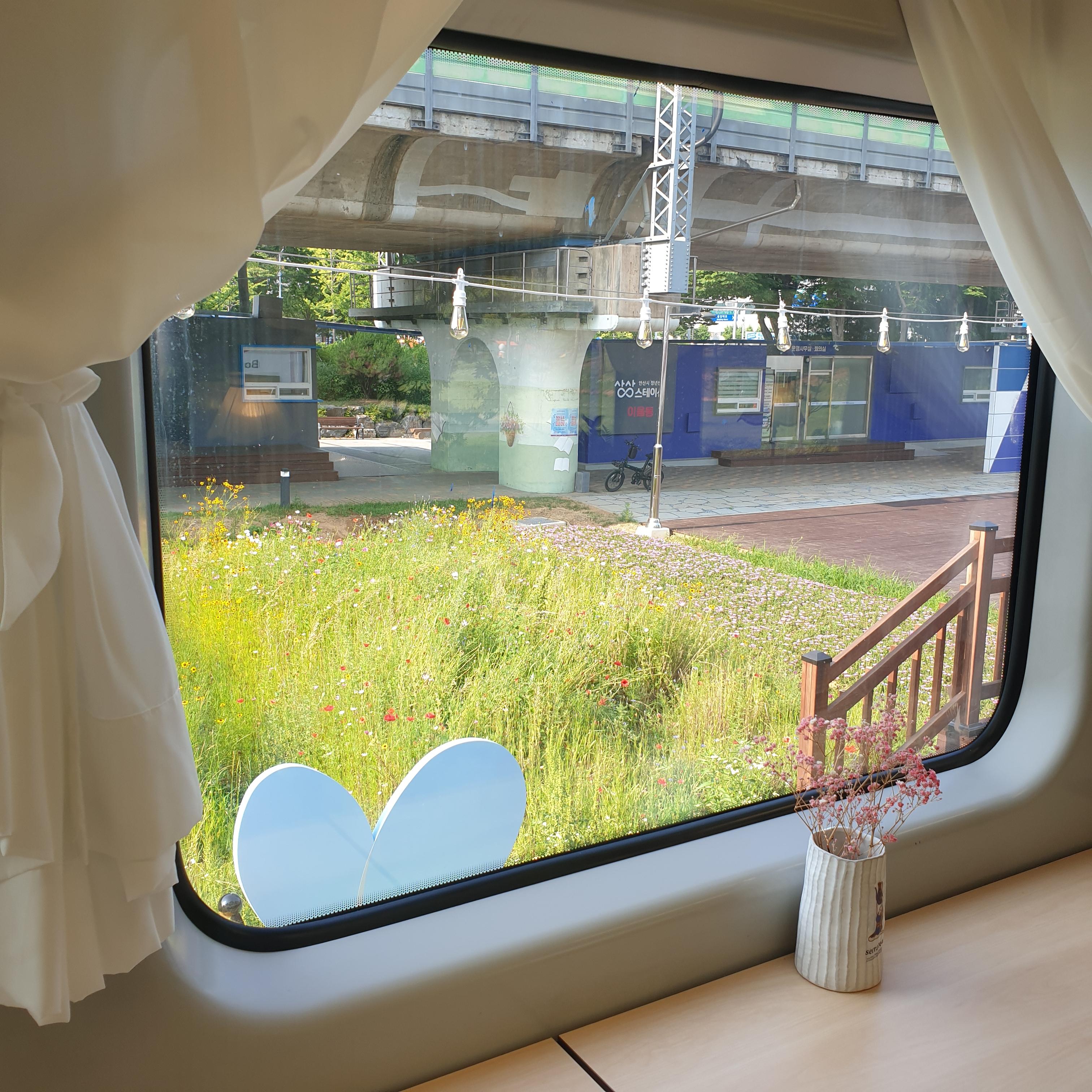 카페 앞 쪽에 있는 무료 쉼터 공간