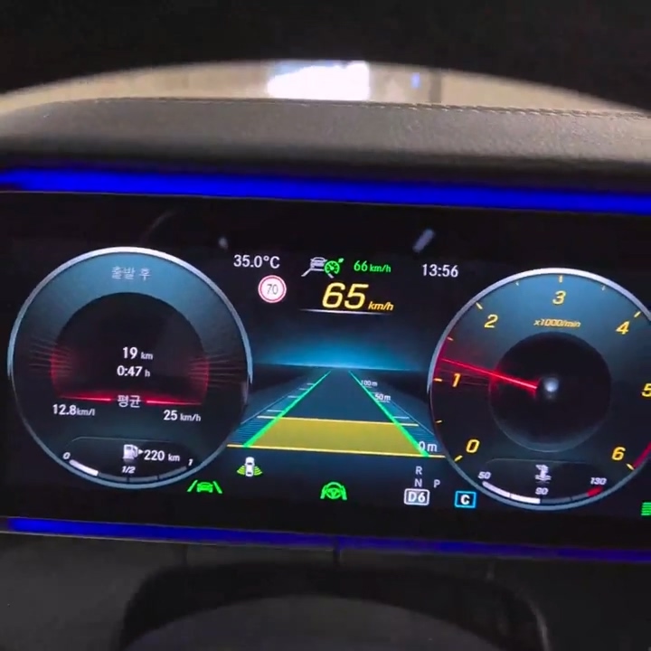 벤츠 차량이 지하터널을 주행할 때 차간거리 센서 인식이 일시적으로 제한된 화면. 레이더 신호가 약해 노란색으로 표시된 상태.