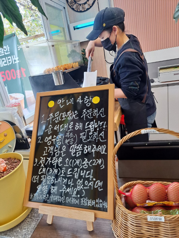 붕어빵 담아주시는 중