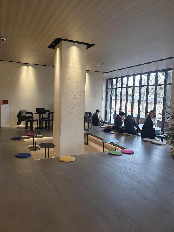 마루 바닥에 다리를 넣을 수 있는 공간이 파여 있는 좌석