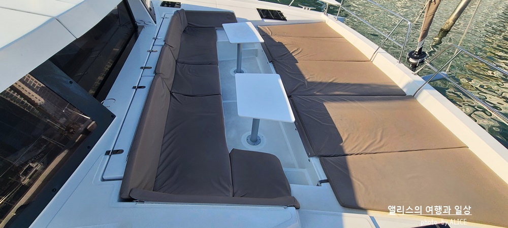 부산에서 여유를 즐기는 여행방법, 요트투어 (더베이101 출발), 프랑스 명품 고급요트 내부 모습